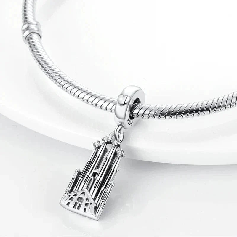 La Sagrada Familia Charm